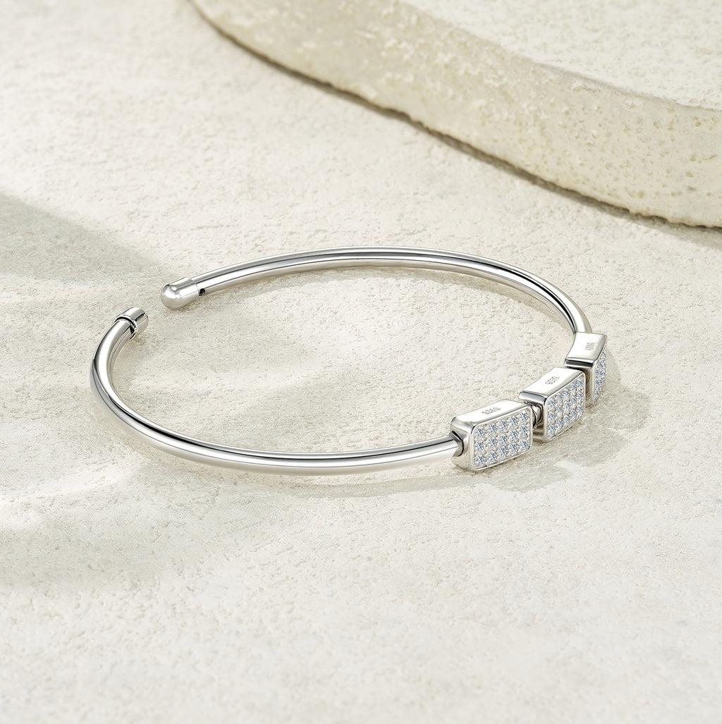 A Luxurious And Fashionable Minimalist Jewelry Bracelet Featuring Top-quality Moissanite, Made Of S925 Silver Electroplated With Platinum. - Beuti-Ful