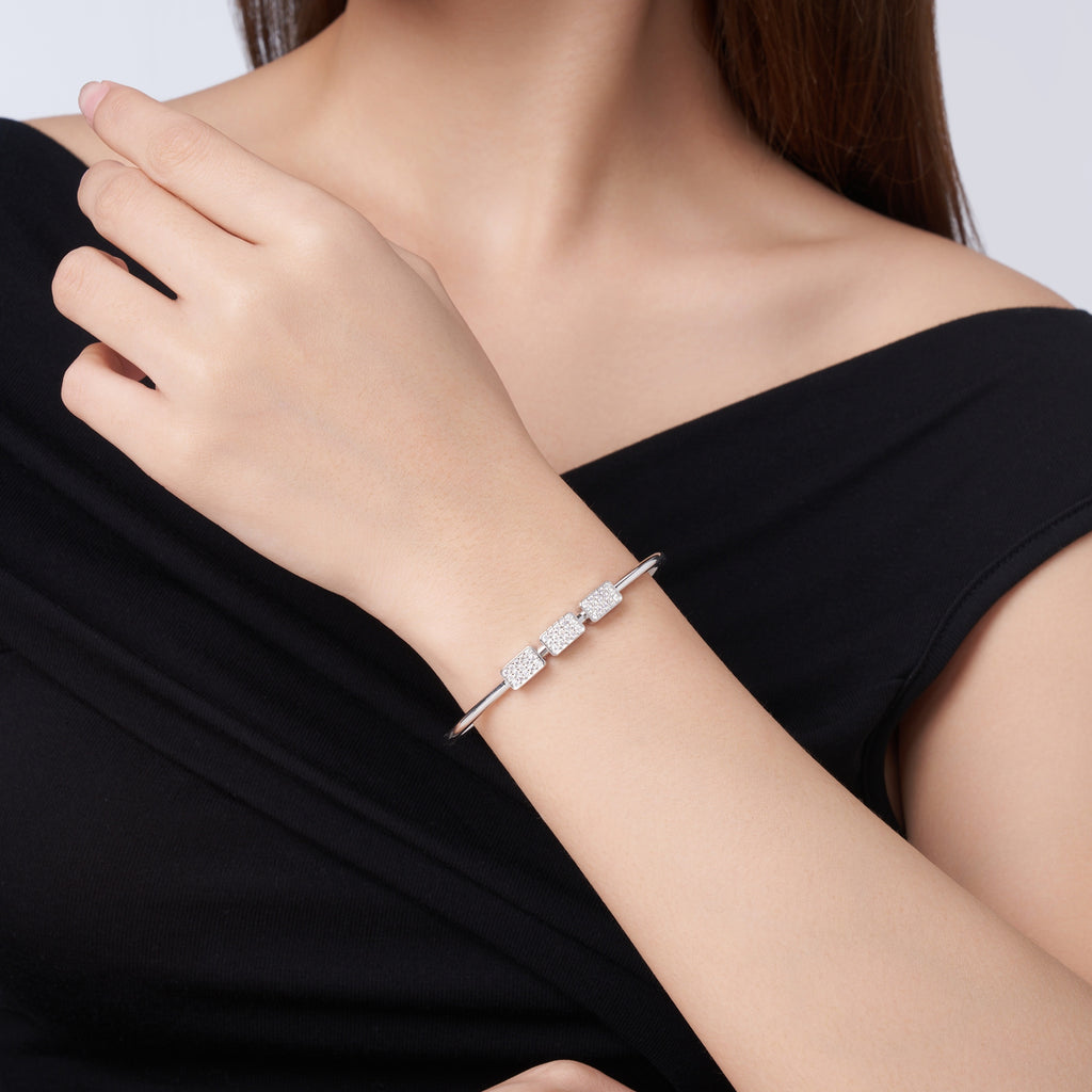A Luxurious And Fashionable Minimalist Jewelry Bracelet Featuring Top-quality Moissanite, Made Of S925 Silver Electroplated With Platinum. - Beuti-Ful