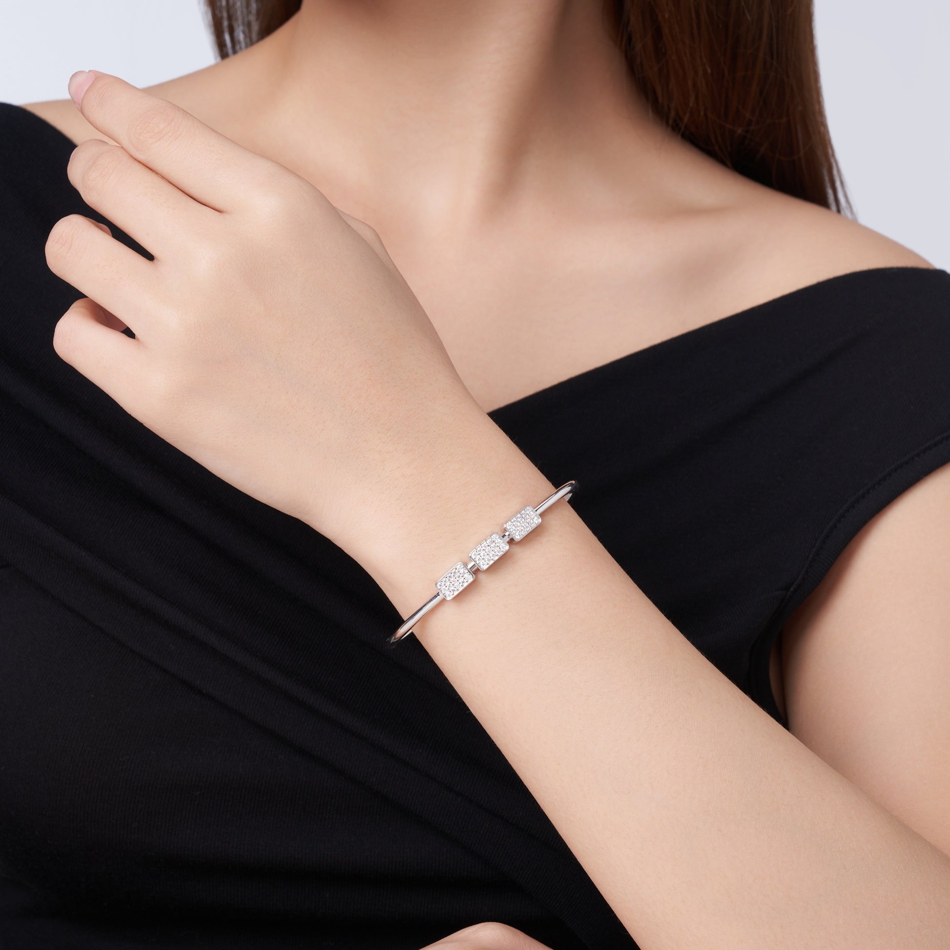 A Luxurious And Fashionable Minimalist Jewelry Bracelet Featuring Top-quality Moissanite, Made Of S925 Silver Electroplated With Platinum. - Beuti-Ful