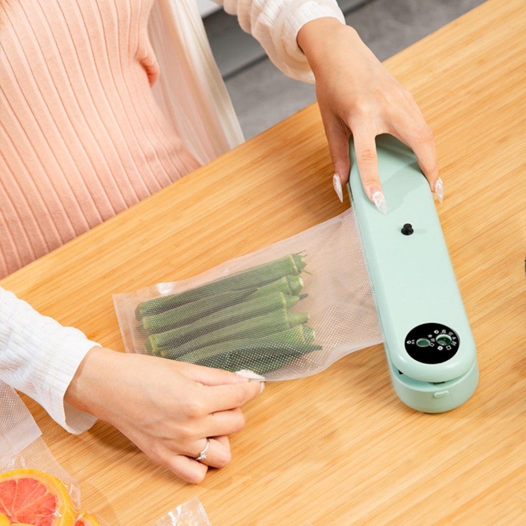 Kleine Vakuumiermaschine für die Verpackung von Lebensmitteln im Haushalt