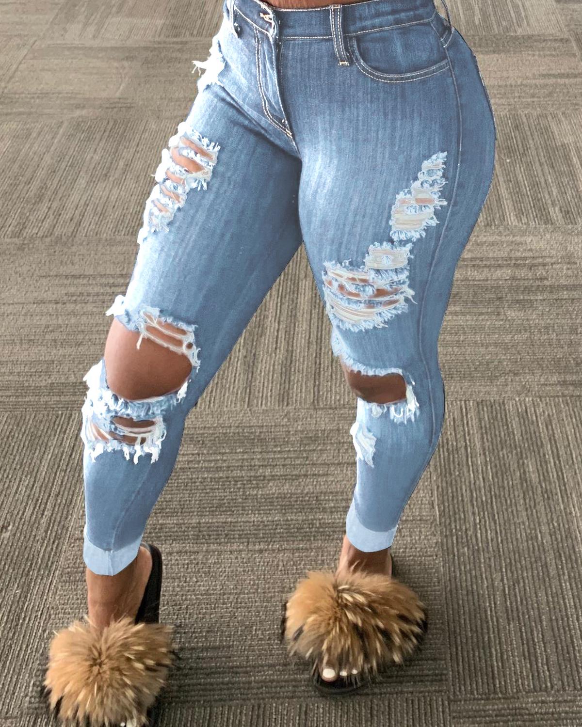 Zerrissene Jeanshose im Explosions-Stil