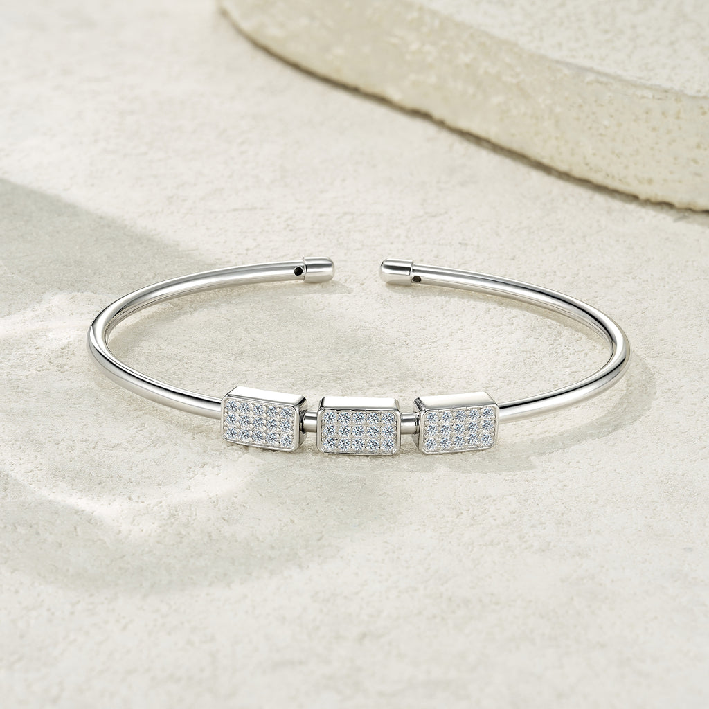 A Luxurious And Fashionable Minimalist Jewelry Bracelet Featuring Top-quality Moissanite, Made Of S925 Silver Electroplated With Platinum. - Beuti-Ful