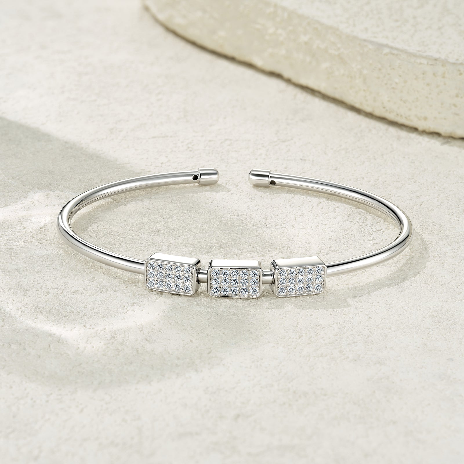 A Luxurious And Fashionable Minimalist Jewelry Bracelet Featuring Top-quality Moissanite, Made Of S925 Silver Electroplated With Platinum. - Beuti-Ful