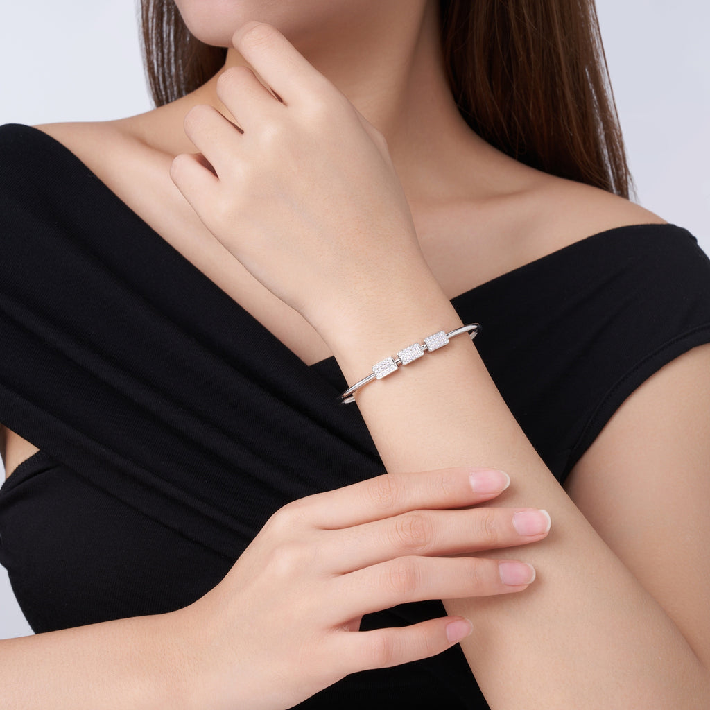 A Luxurious And Fashionable Minimalist Jewelry Bracelet Featuring Top-quality Moissanite, Made Of S925 Silver Electroplated With Platinum. - Beuti-Ful
